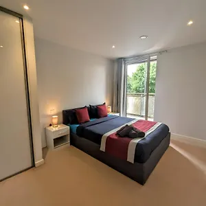  Apartment Modern Near Greenwich - Rooftop City View